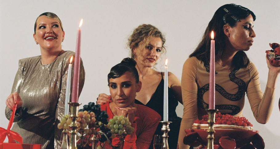 CAMPAIGN FASHION REBELS NEW YEAR 24: Burlesque: Red Chateau