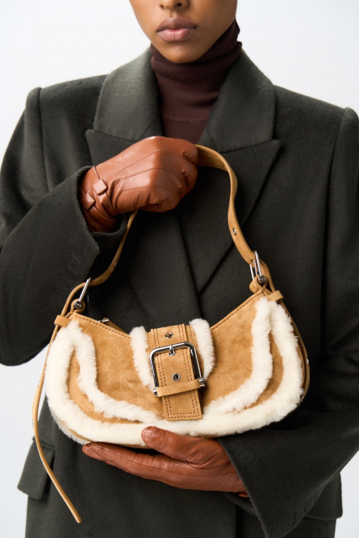 Сумка HOBO BROCLE FUR , бежевый, арт. 24FWB05002230 купить в интернет-магазине Сумка HOBO BROCLE FUR , бежевый, арт. 24FWB05002230 купить в интернет-магазине