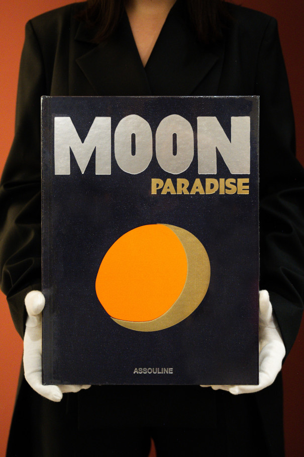 Книгa Assouline Travel Moon Paradise